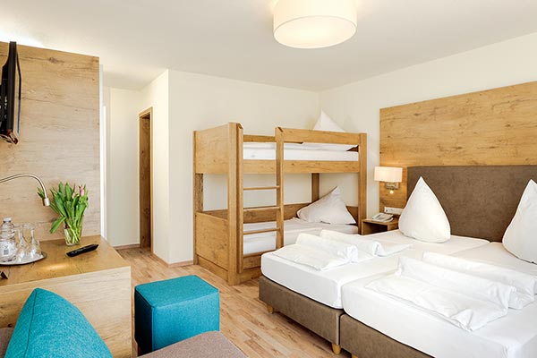 Vierbettzimmer mit Doppelbett und Stockbett