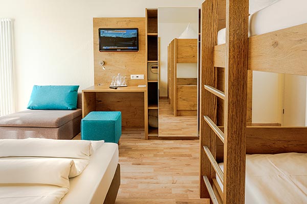 Vierbettzimmer mit Doppelbett und Stockbett