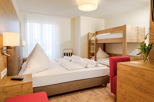 Vierbettzimmer mit Doppelbett und Stockbett