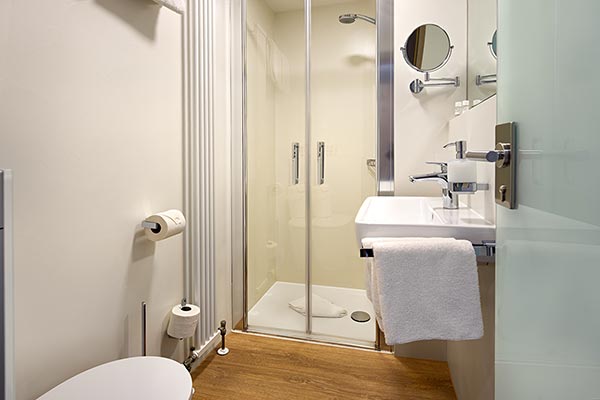 Badezimmer mit Dusche und WC
